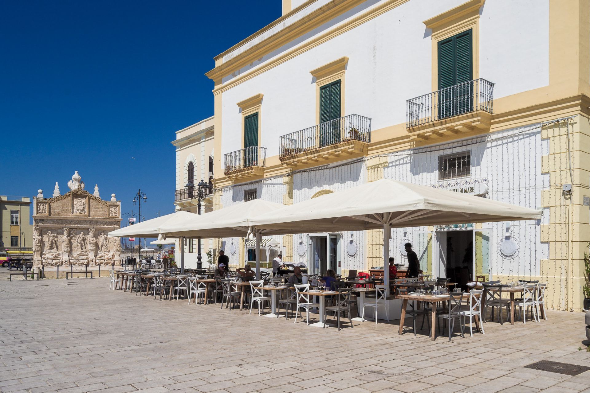 Ristorante Costa del Sud in Piazza Aldo Moro con vista sul porto di Gallipoli