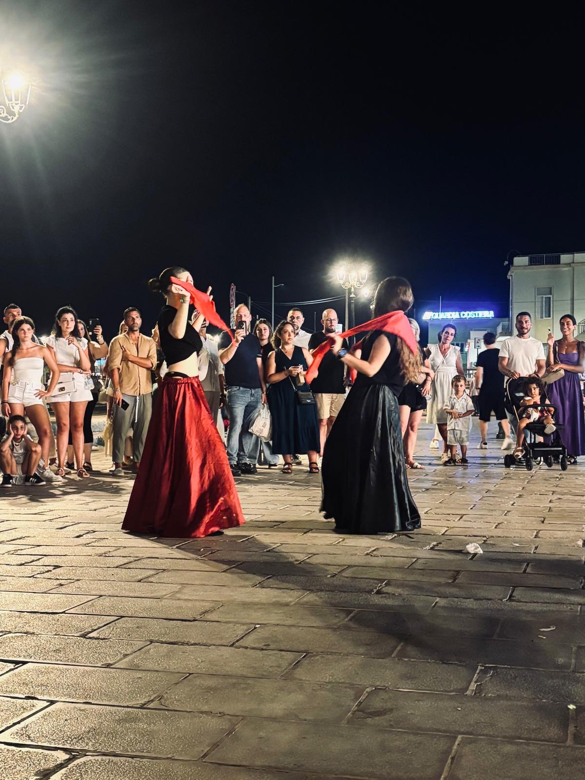 Ballerine di pizzica salentina con il fazzoletto rosso sul piazzale di Piazza Aldo Moro a Gallipoli