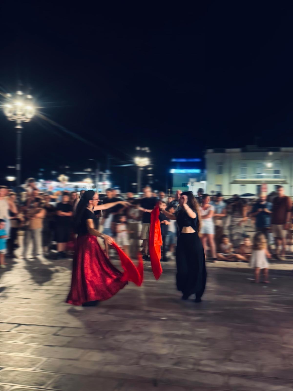 Danza di pizzica in movimento davanti al pubblico durante una serata Costa del Sud